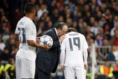 Ben&iacute;tez da instrucciones a Modric.