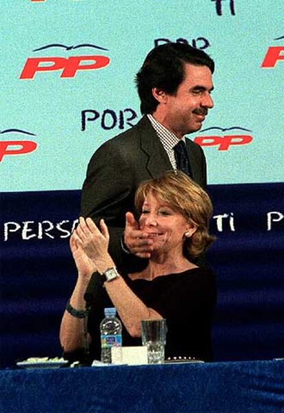 Aznar, entonces presidente del Gobierno, saluda con un gesto cariñoso a Aguirre en mayo de 2003.