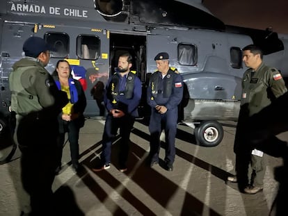 Boric, junto a la ministra de Defensa, Maya Fernández, y al jefe de Defensa para las Provincias de Marga y con el Contraalmirante Daniel Muñoz. 