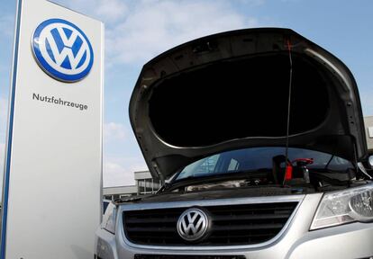 Un vehículo Volkswagen con el maletero abierto