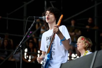 Finn Wolfhard tocando con su banda de rock, Calpurnia, en Nueva York el pasado mes de junio.
