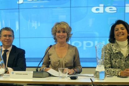 Esperanza Aguirre, junto a Francisco Granados y Gador Ongil, en la junta directiva regional del PP de Madrid.