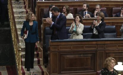 Pedro Sánchez aplaude a Meritxell Batet mientras desciende las escaleras del Congreso de los Diputados para asumir la Presidencia, el 21 de mayo de 2019. La diputada por Barcelona y militante del PSC fue elegida presidenta del Congreso este martes en segunda vuelta por 175 votos a favor, durante el inicio a la XIII Legislatura. En su primer discurso, Batet apuntó en tono firme que ninguna formación se puede arrogar la representación de todo el país: "Ninguno de nuestros partidos representa en exclusiva a España, cada uno somos del pueblo pero no somos el pueblo".