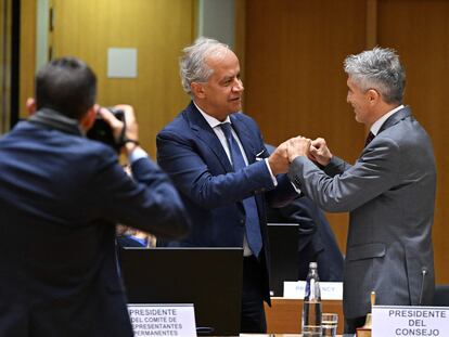 El ministro del Interior de España, Fernando Grande-Marlaska (a la derecha), junto a su homólogo italiano, Matteo Piantedosi, este jueves en Bruselas.