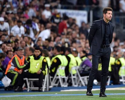 Simeone, durante el partido ante el Madrid.