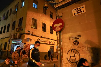 “No te protegen. Te vigilan”, dice la pintada junto a la `A´ anarquista bajo una de las nuevas cámaras en la calle Topete del barrio de Bellas Vistas