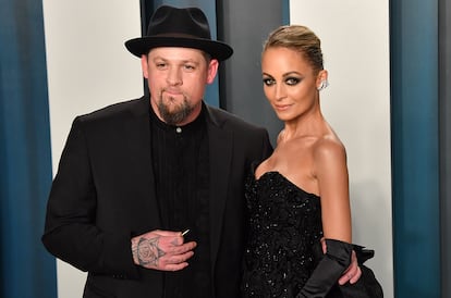 Nicole Richie y Joel Madden. La polifacética socialité y el líder de la banda Good Charlotte empezaron a salir en 2006, después de que él rompiera con Hilary Duff, con la que había mantenido una relación a pesar de ser menor de edad. Dos años después fueron padres de su primera hija y en 2009, un año antes de formalizar su relación, nació el segundo. Para entonces Nicole aún permanecía bajo libertad condicional tras haber sido arrestada por conducir bajo los efectos de las drogas –por segunda vez– en 2006.