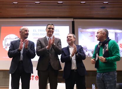 El Vicesecretario General de Política Sindical de UGT Fernando Luján, el Presidente del Gobierno Pedro Sánchez, el Secretario General UGT-FICA Mariano Hoya y el líder de UGT Pepe Álvarez, durante el acto.