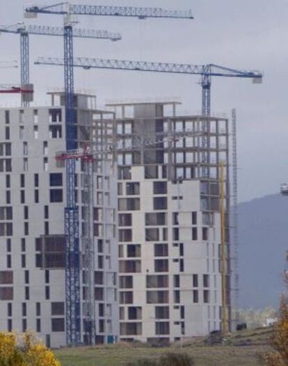 En la imagen, un edificio de viviendas en construcci&oacute;n. EFE/Archivo