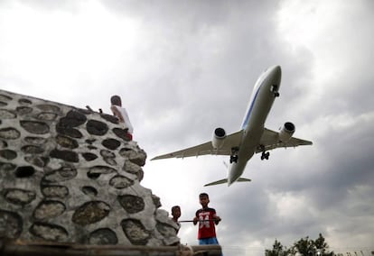 Un avión de Japan Airlines (JAL) sobrevuela un río en Paranaque al sur de Manila (Filipinas).