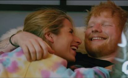 Ed Sheeran y su esposa, Cherry Seaborn, en una imagen del videoclip que grabaron juntos el año pasado.