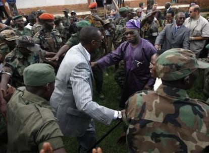 El líder de los rebeldes tutsi, Laurent Nkunda, durante su encuentro con el enviado de la ONU, Olusegun Obasanjo.