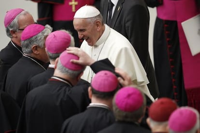 El papa Francisco, con un grupo de obispos en el Vaticano.