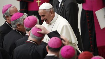 El papa Francisco, con un grupo de obispos en el Vaticano.
