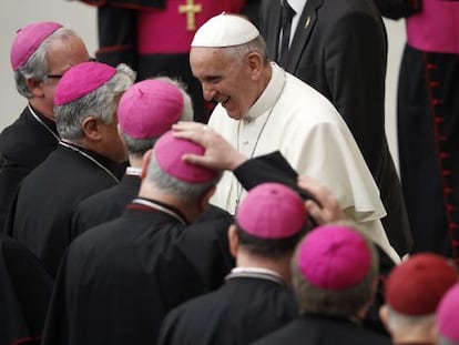 El papa Francisco, con un grupo de obispos en el Vaticano.