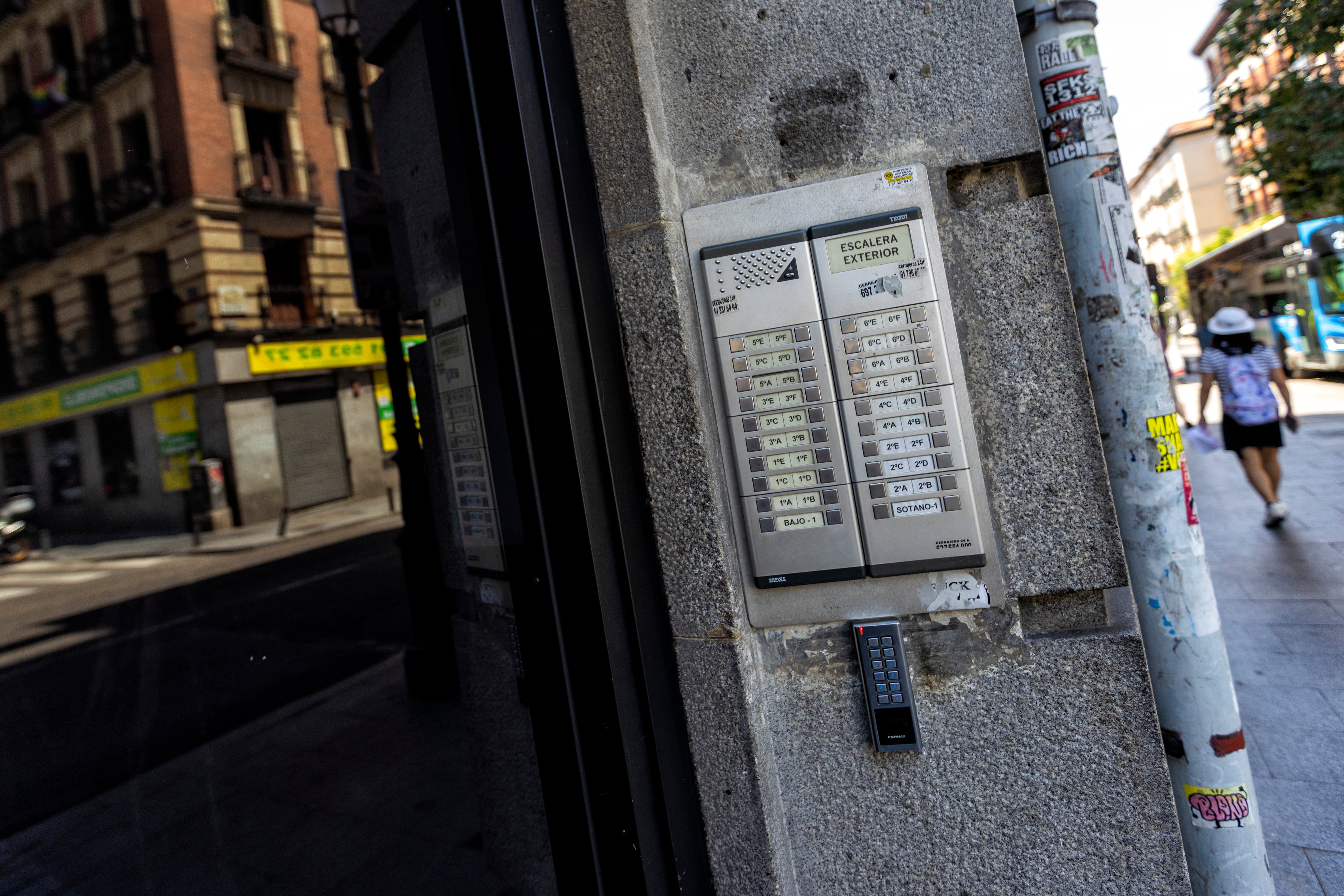La victoria judicial de una familia de Madrid para que cierren 10 pisos turísticos de un edificio no frena la huida de los vecinos: “Nos echan”