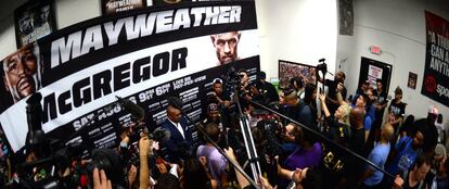 Los medios de comunicación rodean al boxeador estadounidense Floyd Mayweather tras un entrenamiento.