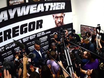 Los medios de comunicación rodean al boxeador estadounidense Floyd Mayweather tras un entrenamiento.