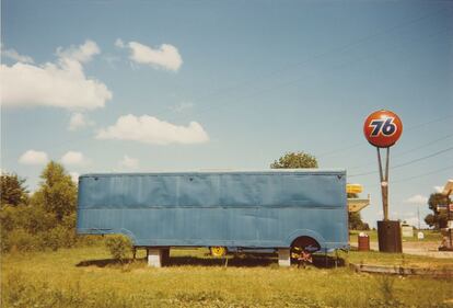 Tráiler azul, cerca de Demopolis, Alabama, 1977