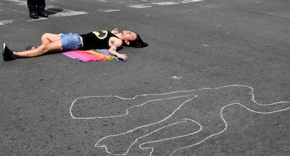 Un miembro del colectivo transg&eacute;nero simula estar muerto durante una protesta en Ciudad de M&eacute;xico.