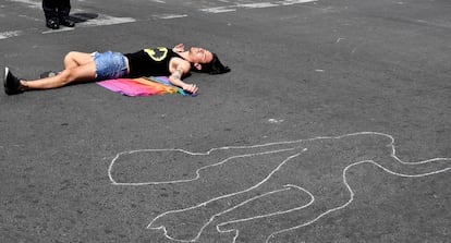 Un miembro del colectivo transgénero simula estar muerto durante una protesta en Ciudad de México.