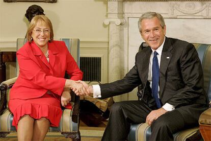 Michelle Bachelet y George W. Bush, ayer en la Casa Blanca