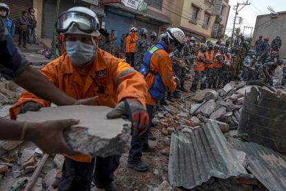 Militares de Nepal participan en la retirada de escombros en Katmandú.