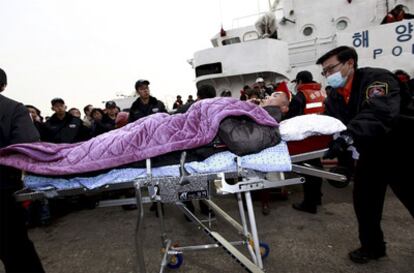 Residentes de la isla de Yeonpyeong desembarcan en el puerto surcoreano de Incheon, tras ser evacuados por el ataque de Corea del Norte.