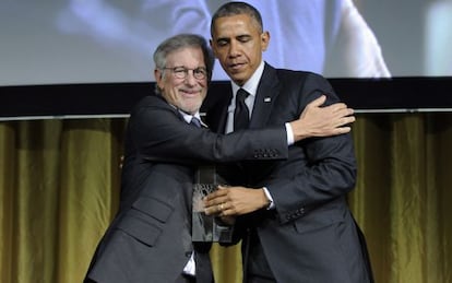 Obama recebendo o prêmio a mãos de Spielberg
