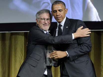 Obama recebendo o prêmio a mãos de Spielberg