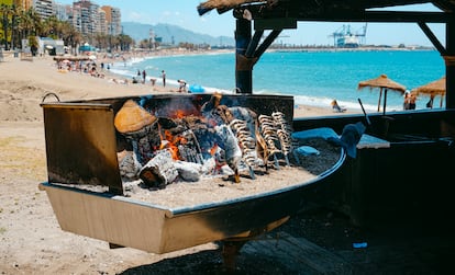 Barca en la que asan los espetos de sardinas, en la playa de La Misericordia, Málaga.