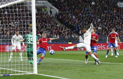 El jugador del Real Madrid, Casemiro, trata de rematar el balón en una acción del partido.