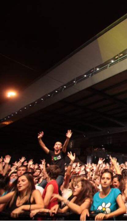 Asistentes a uno de los conciertos del Espacio Karola durante la pasada Aste Nagusia