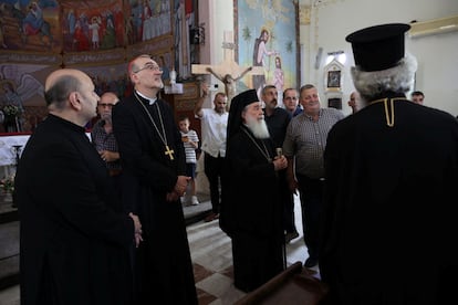 De izquierda a derecha, Romanelli, Pizzaballa y Teófilo III, en el interior de la parroquia de la Sagrada Familia de Gaza, atacada por Israel el jueves, durante su visita este viernes.