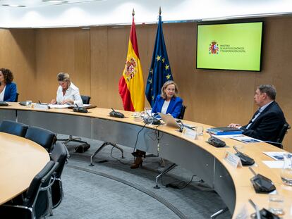 De izquierda a derecha, la ministra de Hacienda, María Jesús Montero; la vicepresidenta segunda y ministra de Trabajo, Yolanda Díaz; la vicepresidenta primera y ministra de Asuntos Económicos, Nadia Calviño; y el ministro de Agricultura, Luis Planas, en la reunión con la Mesa de Diálogo Social este miércoles.