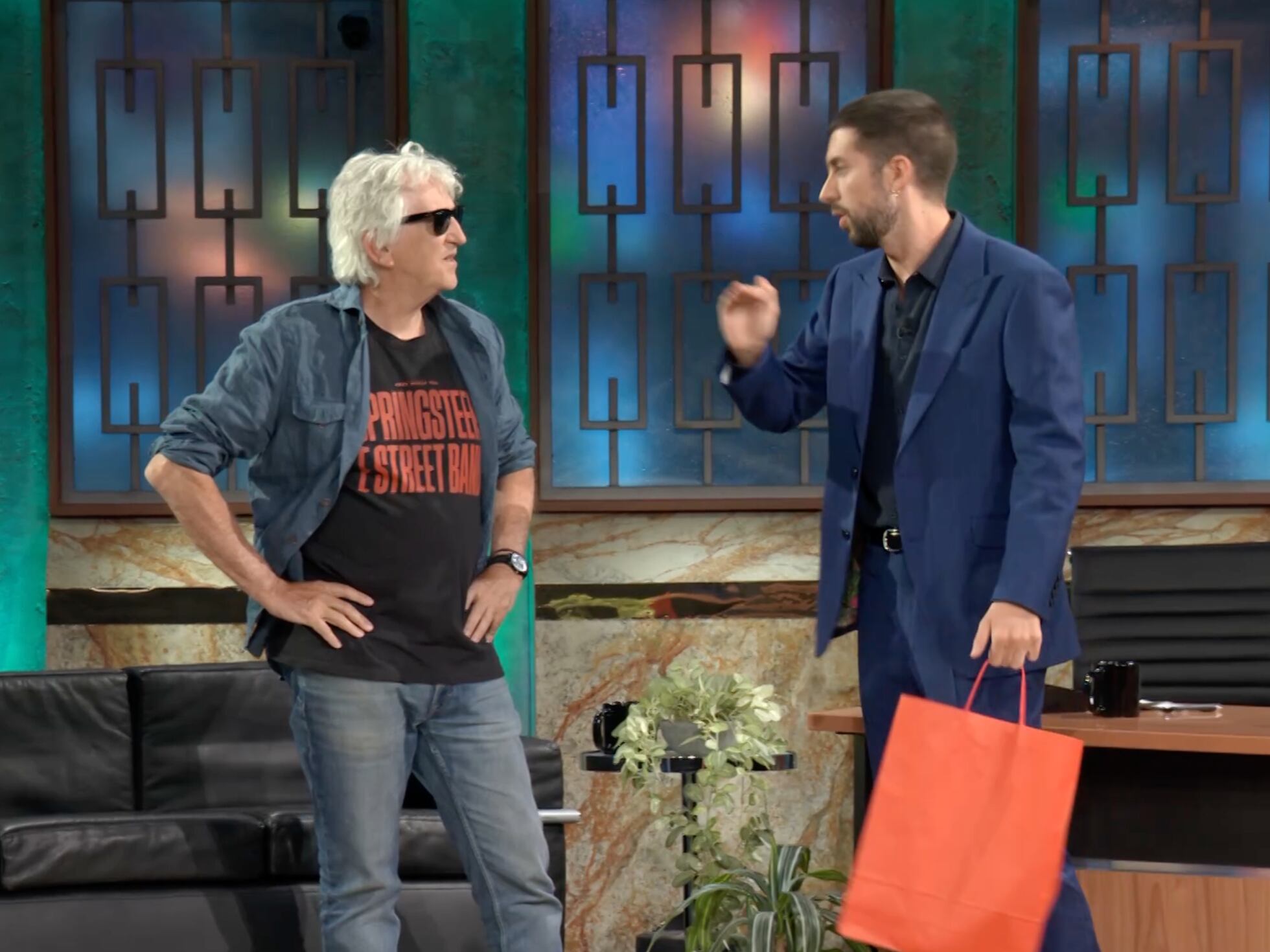 Broncano supera con holgura a Motos en el tercer asalto: 'La revuelta' consigue más audiencia que 'El hormiguero' | Televisión | EL PAÍS