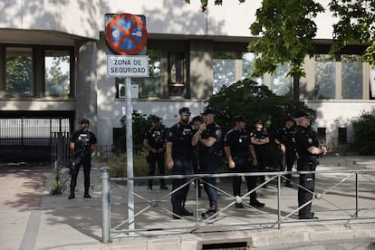 Un grupo de policías frente al juzgado número 41 de Madrid.