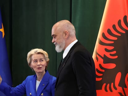 La presidenta de la Comisión Europea, Ursula von der Leyen, junto al primer ministro de Albania, Edi Rama, en Tirana, este miércoles.