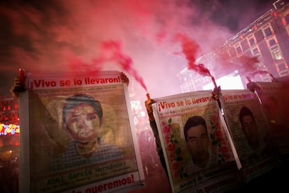 43 estudiantes normalistas de Ayotzinapa protesta