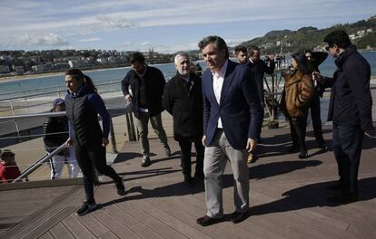 Iñigo Arcauz, candidato del PP al Congreso por Gipuzkoa, con miembros de su candidatura.