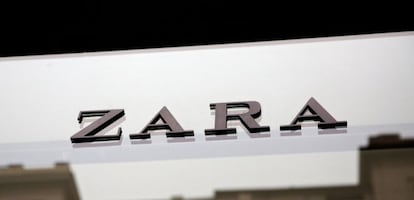 Logo de Zara en una tienda de Madrid.