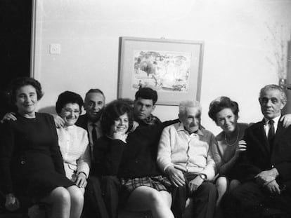 La familia de Amos Gitai entre 1968 y 1969. El cineasta es el joven del centro; sus padres, la pareja de la derecha.