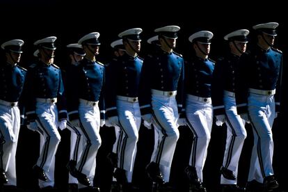 Varios cadetes se preparan para la ceremonia de graduación de la Academia de la Fuerza Aérea de los Estados Unidos, ubicada en Colorado Springs.