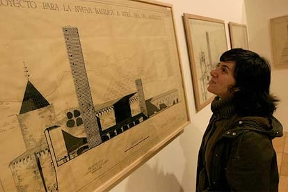 Una visitante observa el trazado del proyecto de remodelación de la basílica de Aránzazu.