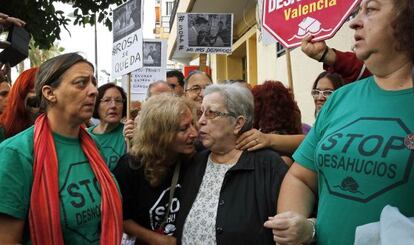 Rosa, acompa&ntilde;ada por miembros de la PAH Valencia, sale hacia el juzgado para informarse de la paralizaci&oacute;n del desahucio.