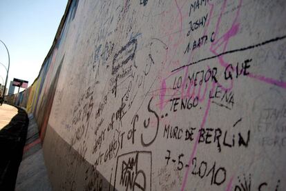 Entre el centenar de artistas que firman los murales de la East Side Gallery, se han respetado los testimonios anónimos (y no tan anónimos) de quienes han recorrido, admirándolo, este kilómetro y trescientos metros de historia y arte urbano.