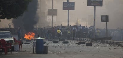 Mientras en la plaza Tahrir todo era alegría, en sus inmediaciones han comenzado las manifestaciones convocadas por la coalición anti-golpe, a las que las fuerzas de seguridad han respondido de forma contundente