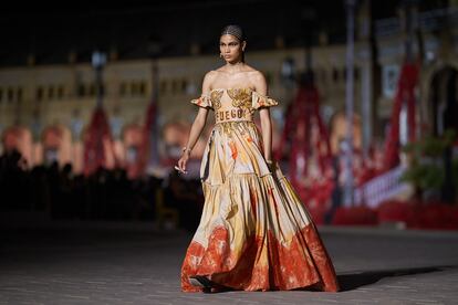 Una modelo desfila con uno de los vestidos de la colección crucero 2023 de Dior estampados con los dibujos de María Ángeles Vila Tortosa inspirados por la bailaora Carmen Amaya.