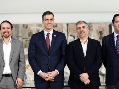 El presidente del Gobierno, Pedro Sánchez, y los agentes sociales tras la firma el pasado jueves del acuerdo para subir a 950 euros brutos mensuales el salario mínimo interprofesional (SMI) en 2020.