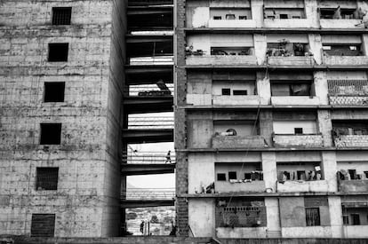 A torre de 195 metros de altura alberga ao redor de 1.300 famílias. O estado das residências destas famílias se intui ao ver a fachada original, que foi retirada para abrir espaço para blocos e antenas de televisão satélite.